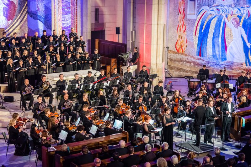 Orkiestra i chór pod batutą Sebastiana Perłowskiego