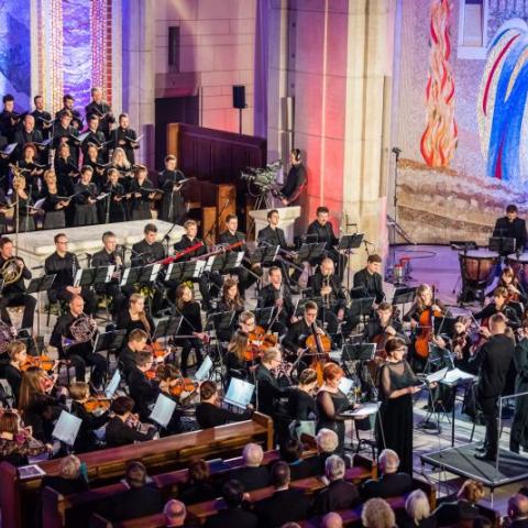 Orkiestra i chór pod batutą Sebastiana Perłowskiego